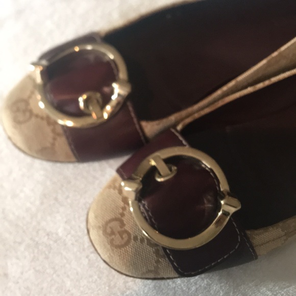 Gucci Ladies Monogram Flat 7 1/2 B with Gold Ring - Picture 2 of 5